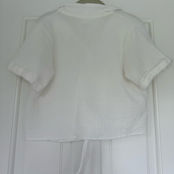 Kirious Los Angeles White Gauzey Top w/ Gold Buttons and Knot in Front - Picture 4 of 4